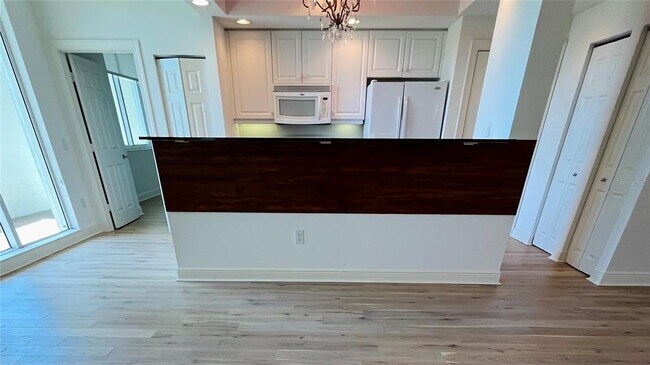 Building Photo - 800 N Tamiami Trl