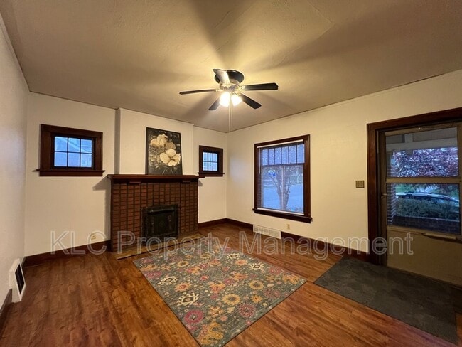 Building Photo - 2222 E 12th St