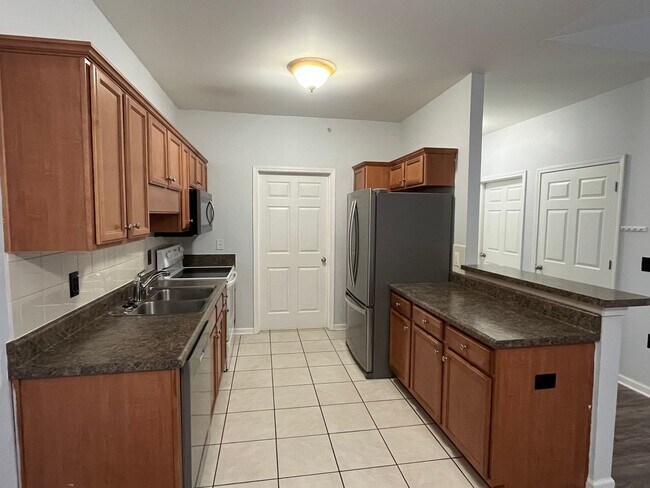 Building Photo - Spacious 2 Bed, 2 Bath Condo with Communit...