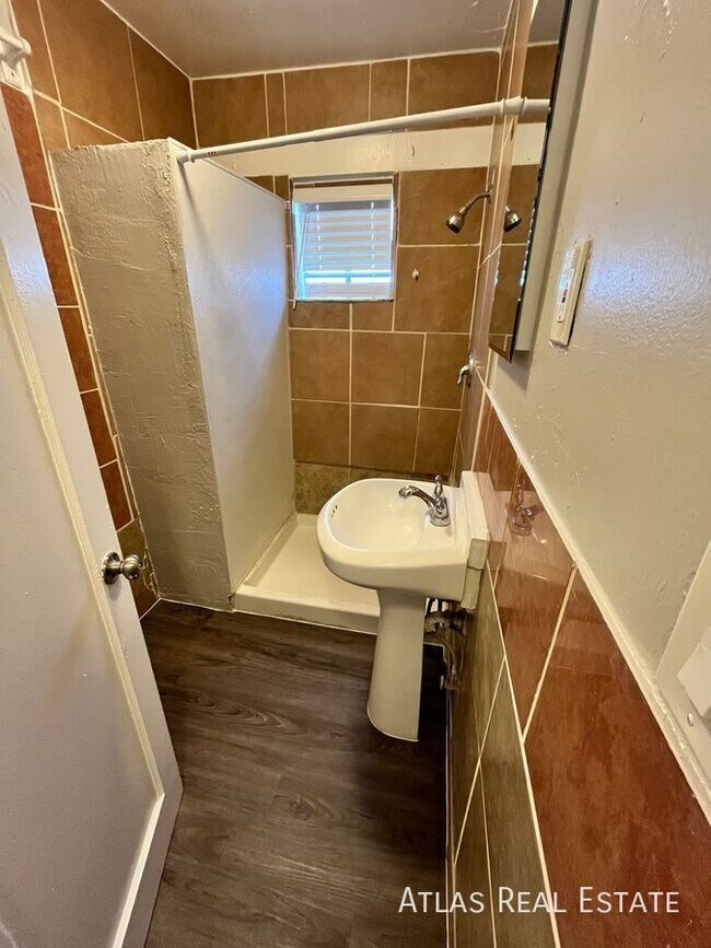 Building Photo - 8816 N 6th Pl