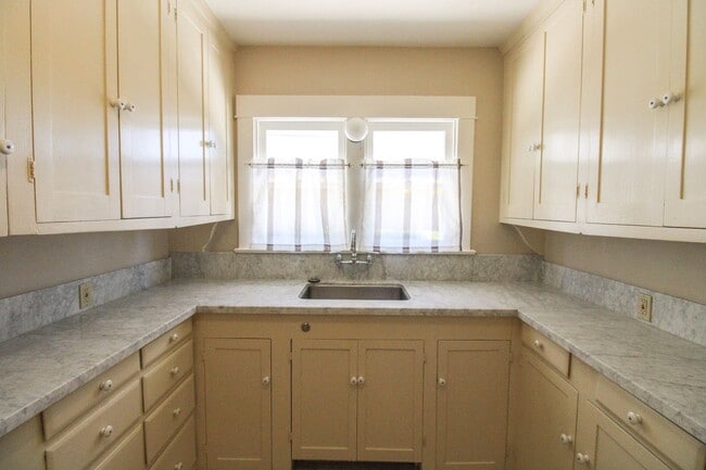 Building Photo - 2 Bedroom Bungalow Downtown SLO with Garage