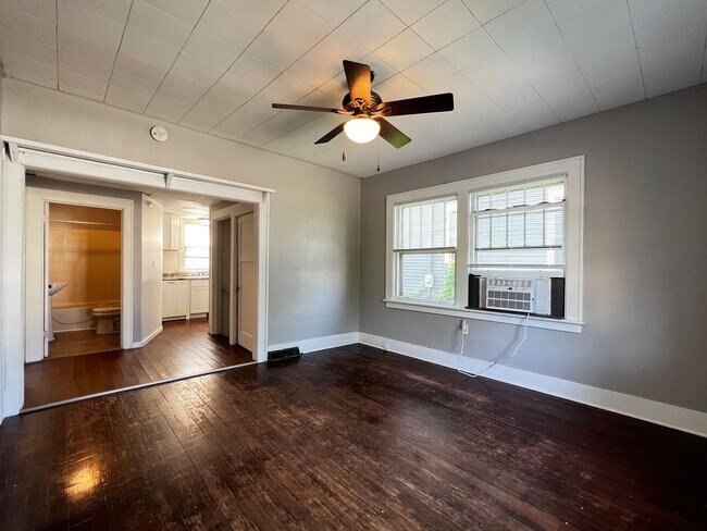 Building Photo - $2,200 | 3 Bedroom + Bonus Room , 2 Bathro...