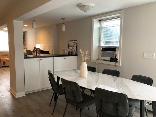 Building Photo - 90 Iroquois Rd