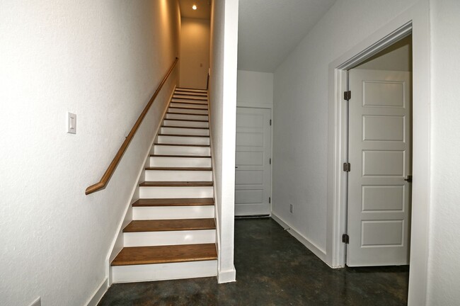 Building Photo - Beautiful 3 beds- 3.5 Condo in San Antonio Tx