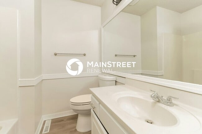 Building Photo - 4 Bedroom Pet-Friendly Home in BLUE SPRINGS, MO with Main Street Renewal