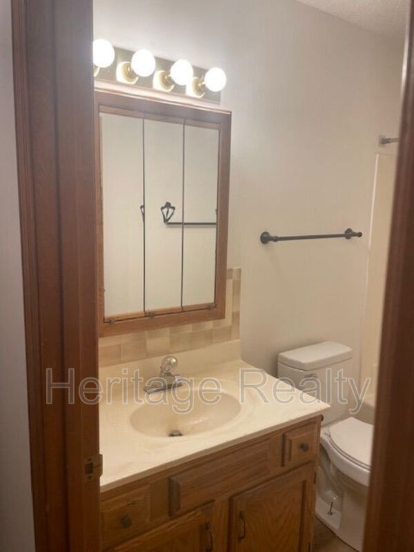 Building Photo - 810 Highland Dr