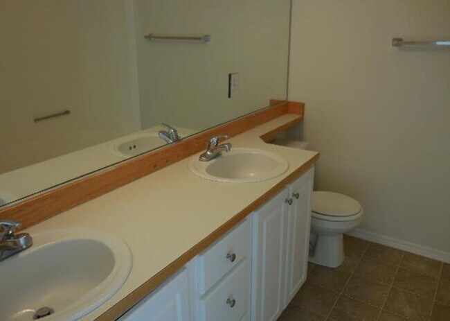 Building Photo - Amazing Condo  End Unit!