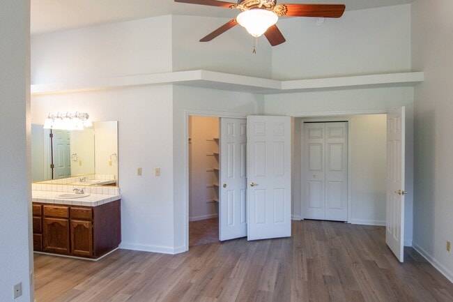 Building Photo - Beautiful Home in Country Heights!
