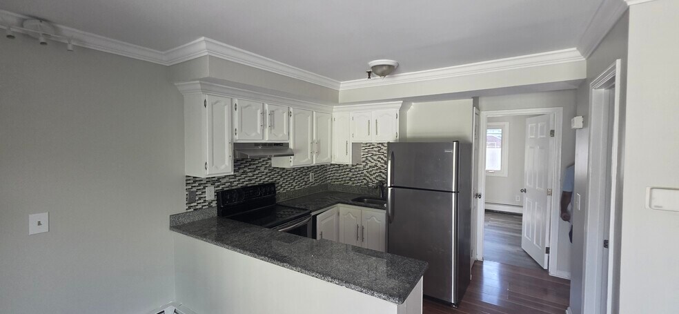 Building Photo - 678 Savin Ave