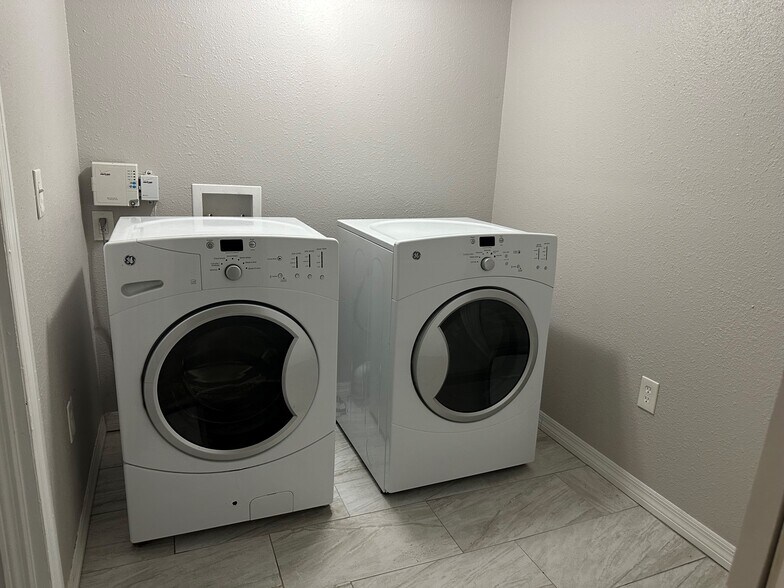 Laundry room - 2216 W Woodlawn Ave