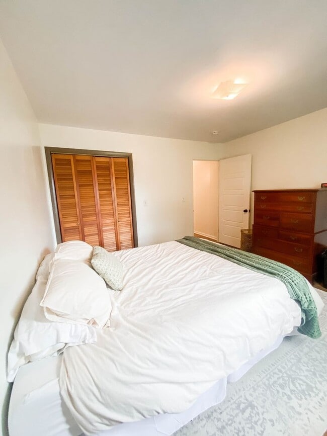 Building Photo - Beautiful 3 bedroom 2 bathroom brick home ...