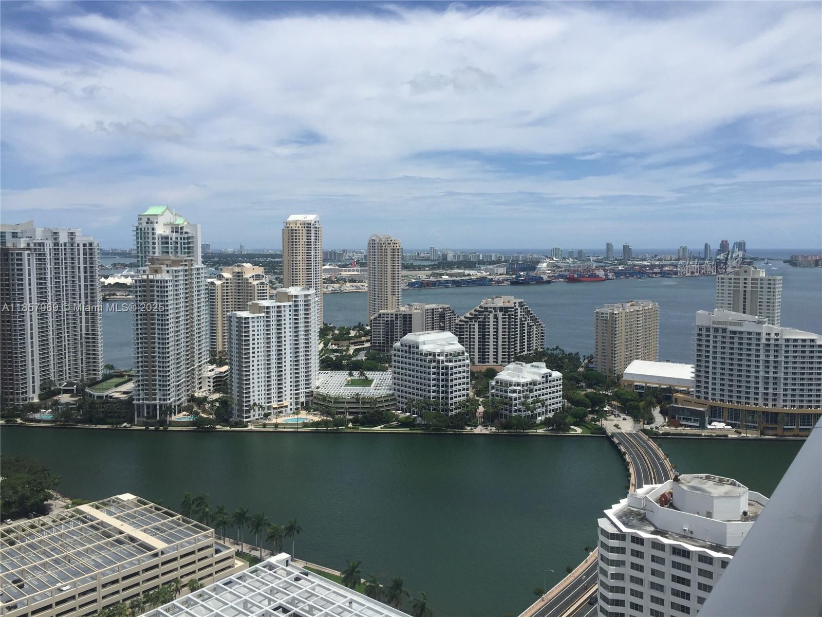 Building Photo - 950 Brickell Bay Dr