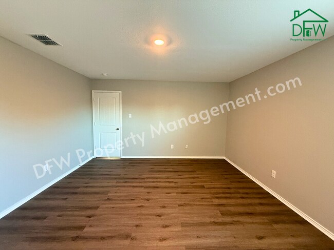 Building Photo - Modern 4-Bedroom Home with Island Kitchen & Spacious Backyard in Princeton!