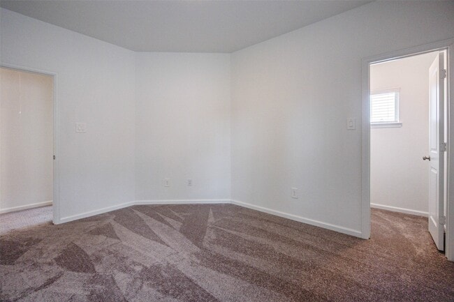 Building Photo - 609 Royal Arch Dr