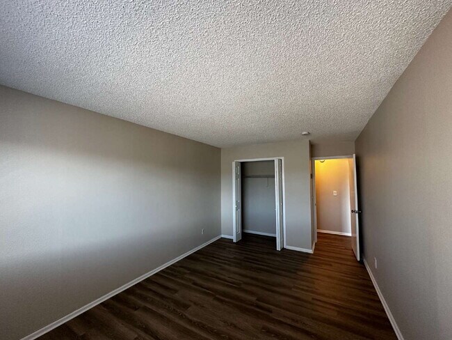 Building Photo - Beautiful Top Floor Condo with Great Views!