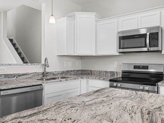 Building Photo - Towne Pointe Beauty!