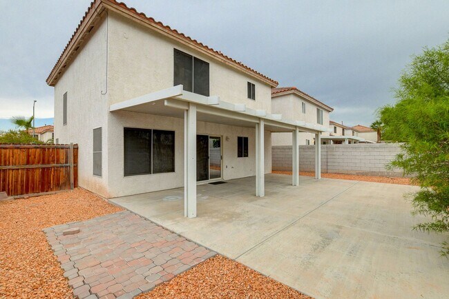 Building Photo - 2 Story 4 bedrooms 2.5 Bathrooms 2 car garage.