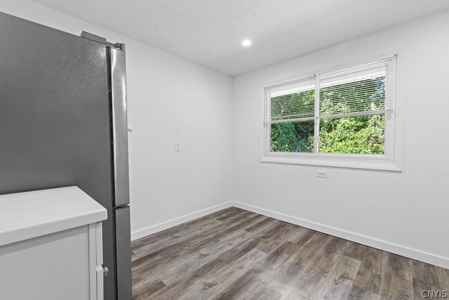 Building Photo - 330 Draper Ave