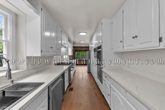 Building Photo - Contemporary Style 5bed/5bath Home with Ad...