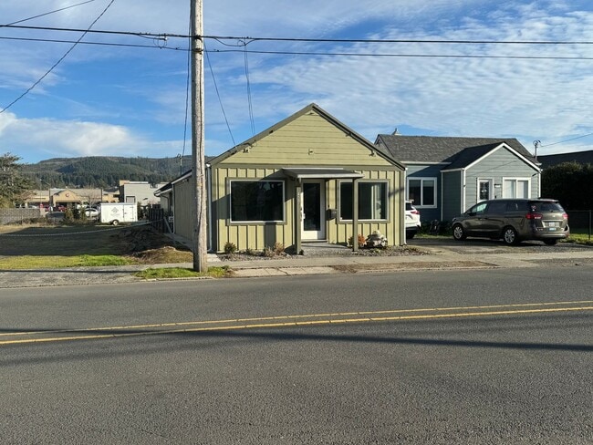 Building Photo - 2 Bedroom Apartment - Blocks From Downtown...