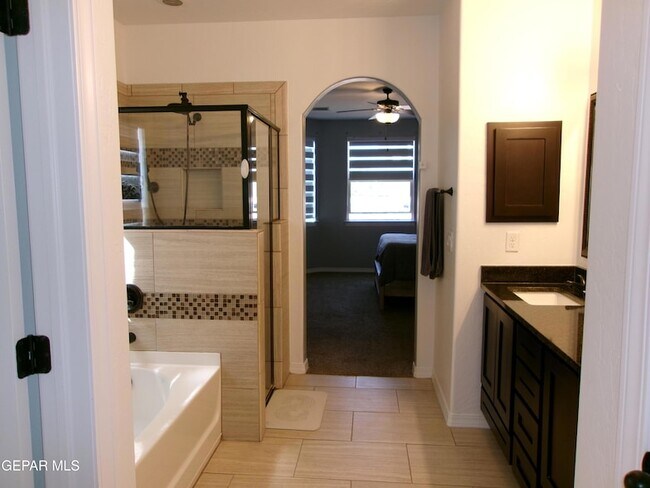 Building Photo - 6445 Villaggio Dr