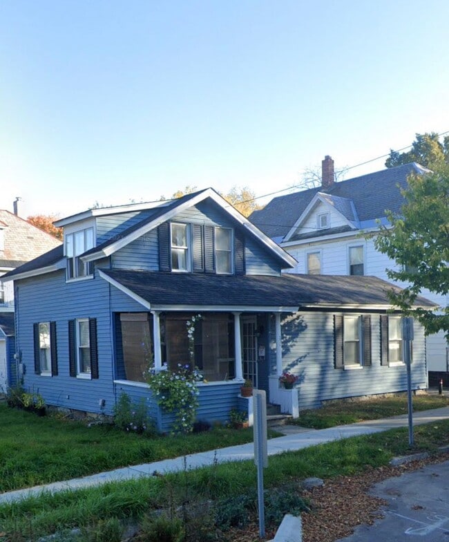 Building Photo - FOUR BEDROOM AVAILABLE - JUNE 1st, 2026