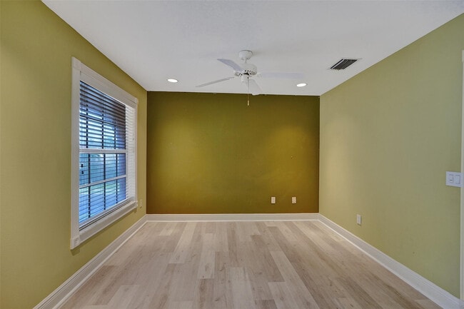 Building Photo - 10902 Tamoron Ln