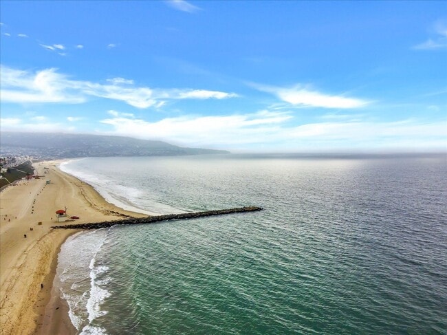 Building Photo - 575 Esplanade