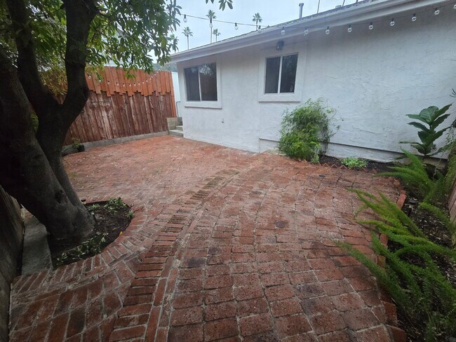 Building Photo - 5011 Lockhaven Ave