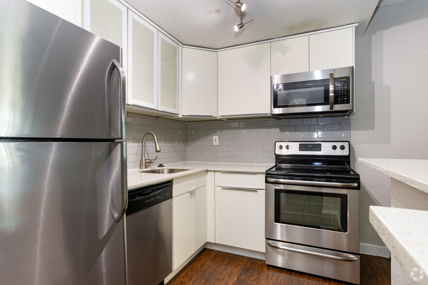 2BR, 1BA - 775SF - Dwell Apartments