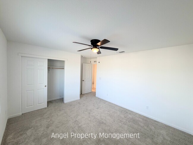 Building Photo - 425 Fuchsia Ct