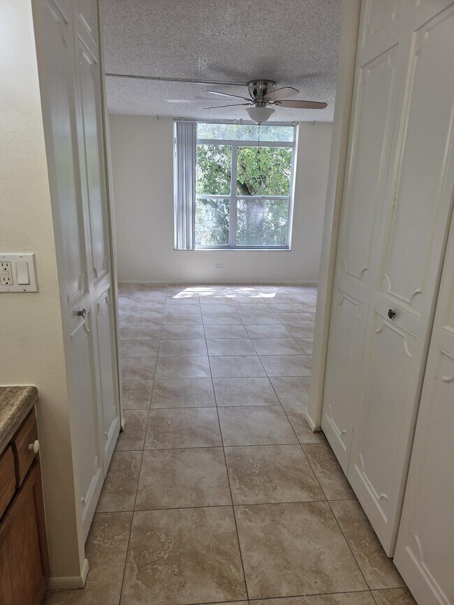 Building Photo - 3750 Inverrary Dr