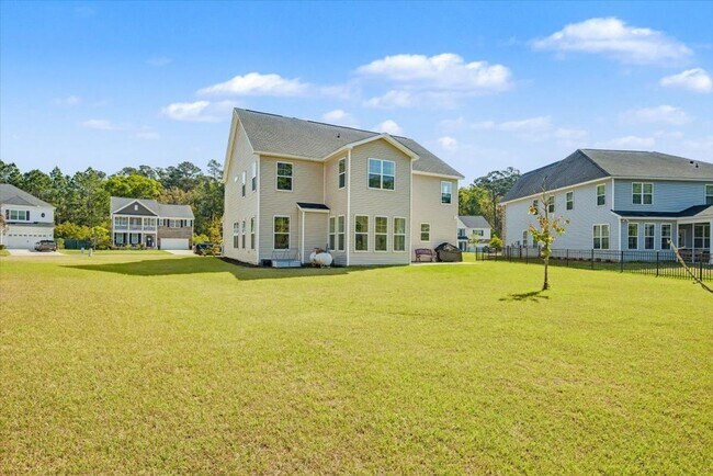 Building Photo - Stunning 5 Bed/3.5 Bath Home in Buckhead East