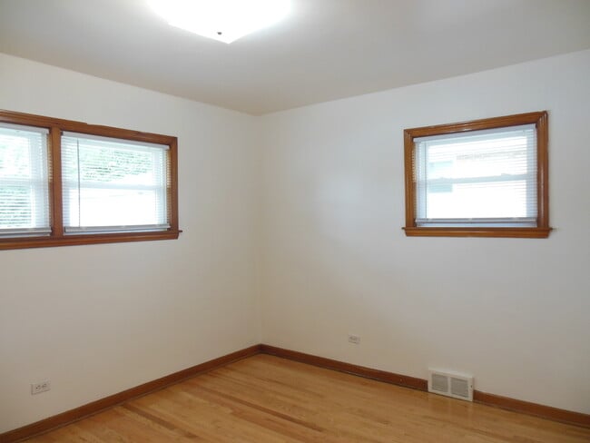 Building Photo - 508 E Butterfield Rd