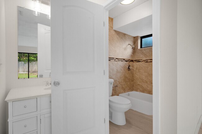 Building Photo - 398 Buttonwood Dr