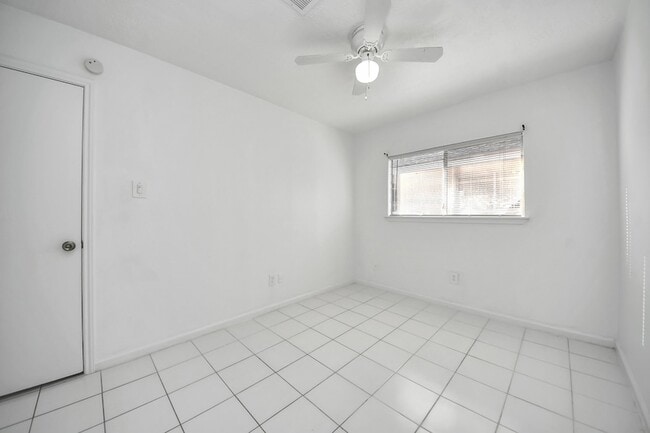 Building Photo - 10011 Berry Limb Dr