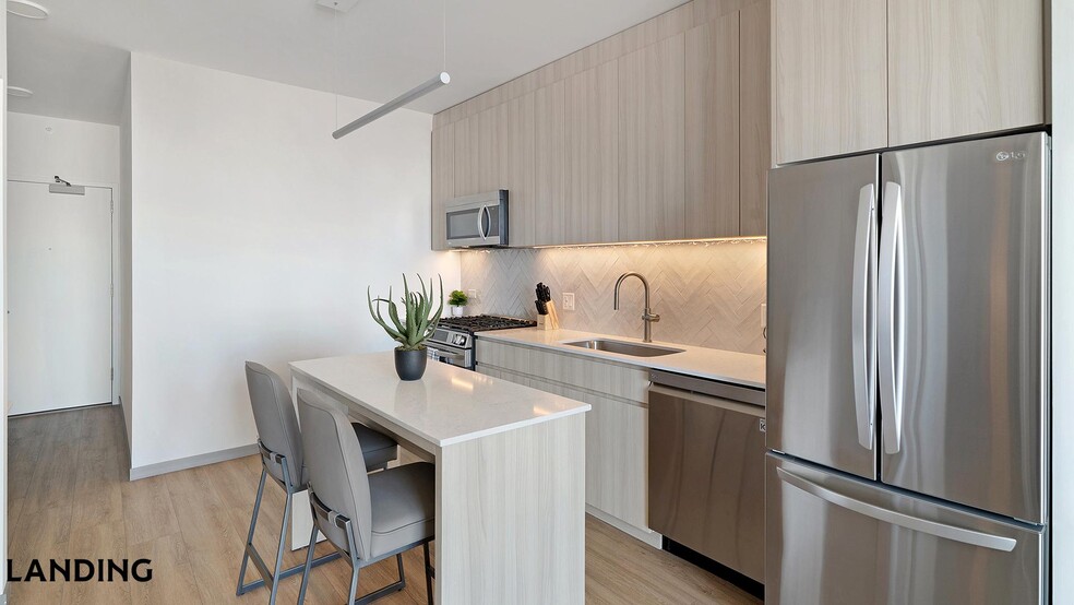 Building Photo - 513 S Damen Ave