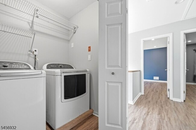 Building Photo - 81 Village Cir