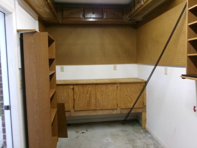 Building Photo - Spacious 3 bedroom home in the Forestbrook...