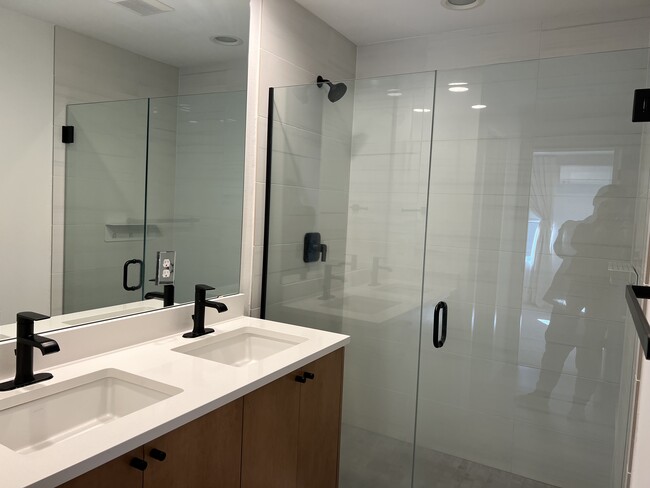 Building Photo - 16604 NE 85th St