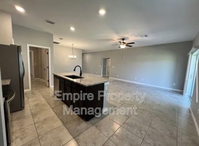 Building Photo - Modern & Spacious 3 Bed, 2 Bath Home in No...