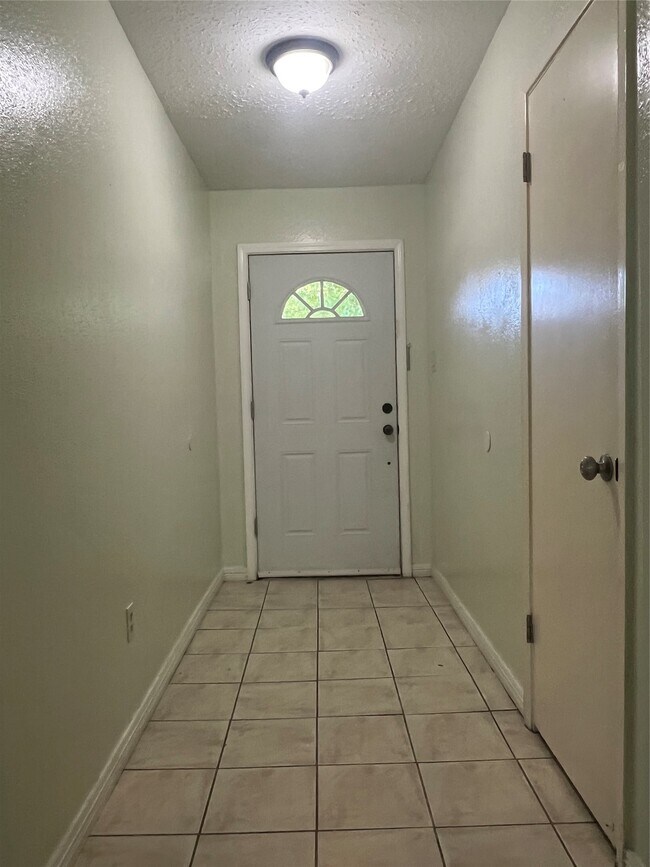 Building Photo - 2406 Ridge Hollow Dr