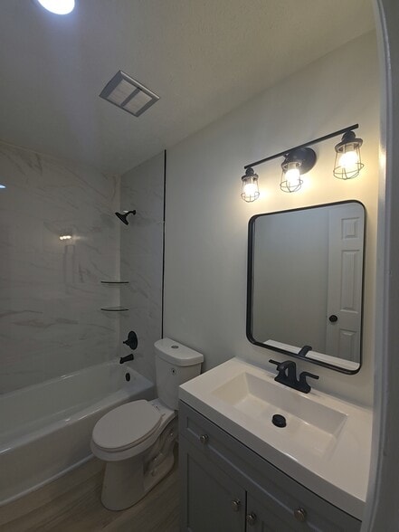 Building Photo - 2347 Greenway Dr