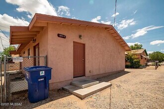 Building Photo - 3 bedroom 2 bath home with washer and dryer.