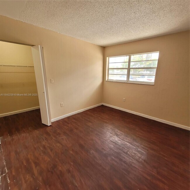 Building Photo - 5100 SW 41st St