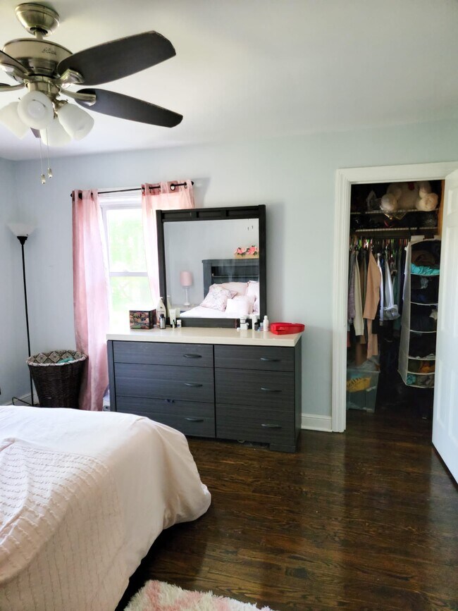 Building Photo - 6530 N Drake Ave