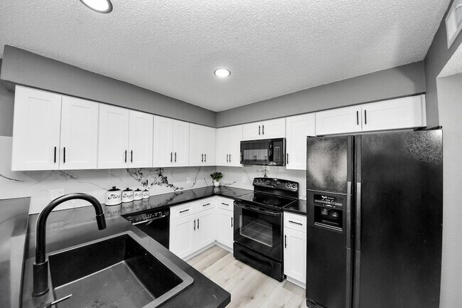 Building Photo - 6281 Ludington Dr