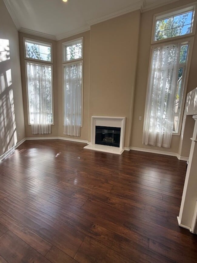 Building Photo - Condo in highly sought-after Vantage Commu...