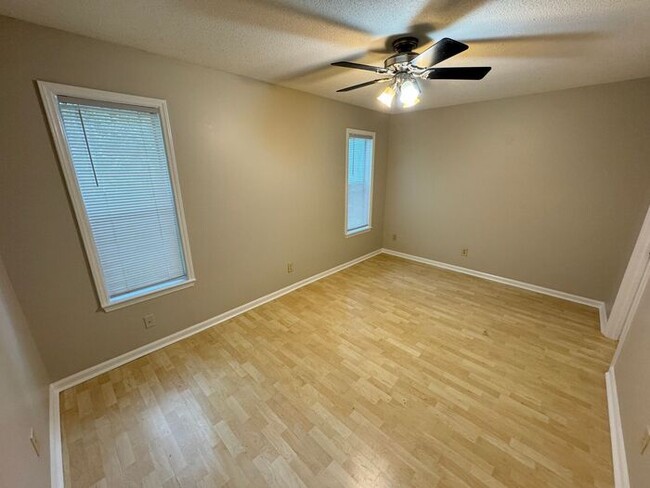 Building Photo - Adorable 2 Bedroom Condo Near UNC!