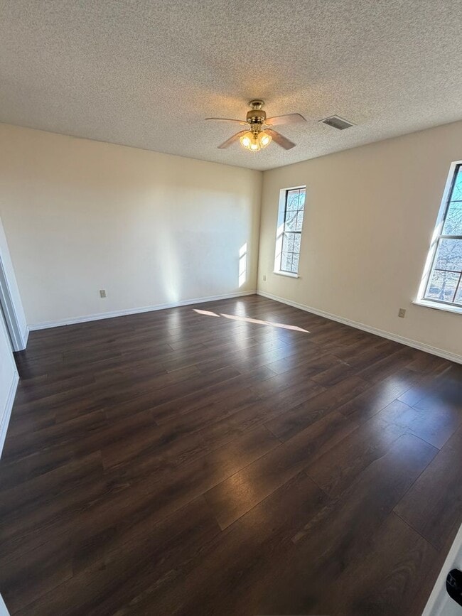 Building Photo - $2,000 Move In Special